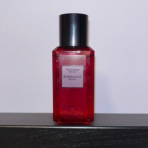 Victoria’s Secret bombshell intense